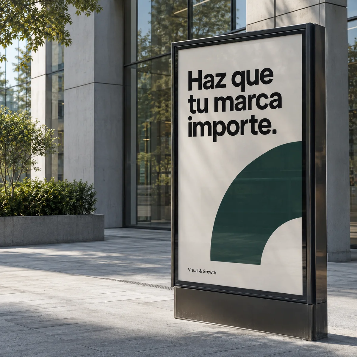 Cartel publicitario con el lema Haz que tu marca importe frente a un edificio de oficinas